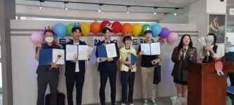 ‘스승의 날’ 레드카펫 깔고 손 편지 전한 천안 두정고 학생들