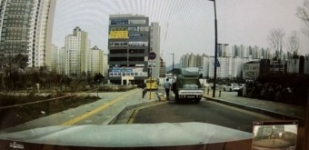 “몸이 먼저 움직여”…운전자 없이 비탈길 내려가는 트럭 멈춰 세운 시민