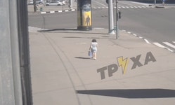 [포착] 우크라 시내 강타한 러 활공폭탄…CCTV 포착된 여성 구사일생