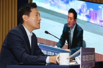 서울시, 광화문에 100m 태극기 설치 계획 철회 결정