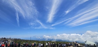 “한라산 백록담 정상에 표지석 하나 더 세우면 안되나요”