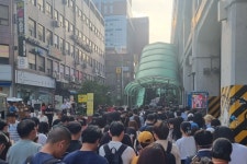 출퇴근길 인파 실화? ‘핫플’ 되더니 미어터지는 성수역