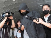 ‘父 살해’ 20대 구속심사…‘어머니 맞아서 범행’ 질문에 묵묵부답