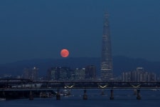 로이터 “한국, ‘MZ세대에 YOLO보다 부모되는 게 더 나은 투자’라고 설득하는 데 실패”