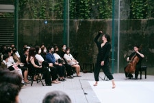 음악 무대서 춤판이 펼쳐진다