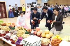 “고향 못 가는 어르신과 합동차례”… 외롭지 않은 한가위 만드는 은평[현장 행정]
