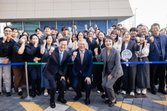 문재인 전 대통령 부부, 경기도청 ‘깜짝 방문’ 왜