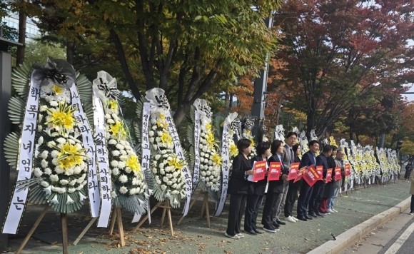 성남시의회 앞 근조화환 시위, 시의원 A씨의 자녀 학폭 사건 책임 촉구