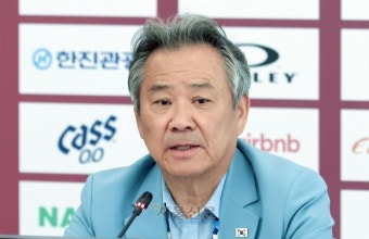 이기흥 3선 도전 사전 심의… 노조 “사퇴하라” 기습 시위