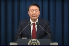 외신 “尹 아내 스캔들 조사 요구 일축” “정치적 교착 빠진 尹, 비상계엄 선포”