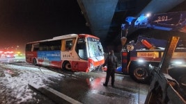 눈길 달리던 버스 뒤집혀 10명 경상