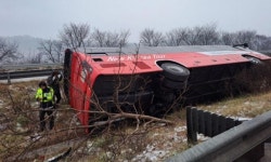 중부내륙고속도 상주 구간 눈길 5중 충돌…버스 도로밖 전도