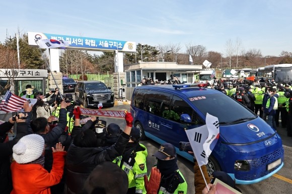 윤석열 대통령, 헌재 변론 참석을 위해 향하는 호송차량… 국민들의 마음은 함께 함을 기대함
