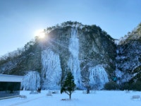 ‘얼음멍’, 불꽃 대신 얼음으로 힐링하는 시간 [여니의 시선]