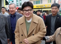돌아온 한동훈…‘연평해전’ 연극 보며 “보훈과 안보, 목숨처럼 여길 것”