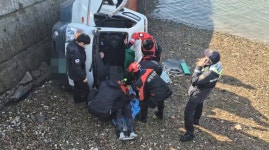 보령 효자도 선착장 1t 트럭 추락…운전자 구조