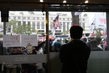 헌재 앞 시위, 몸살 난 상권