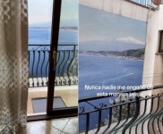 “탁 트인 전망” 오션뷰 예약했는데 바다 사진…호텔 직원도 ‘웃참’ 실패 (영상)