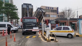 [현장] 덤프트럭들은 고양시청 정문 왜 막았을까 …