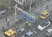 서울 압구정역·돌곶이역 ‘싱크홀’ 오인 신고…“임시포장 도로 살짝 내려앉아”