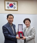 신동원 서울시의원, 녹천역 두산위브아파트 주민들로부터 감사패 수상