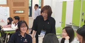 심미경 서울시의원 “IB교육 현장 뿌리내리도록 노력”…휘경여자중학교 방문해 IB 수업 참관