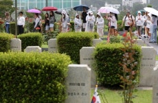 오늘은 6·25 75주년… 유엔군 전몰장병 묘역 찾은 외국인