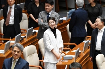 본회의 참석한 강선우 여가부 장관 후보자