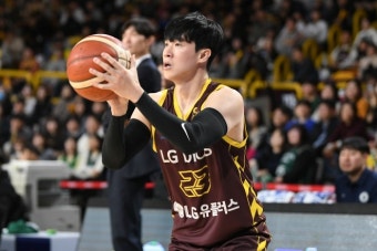 운명의 연봉 조정, 슈터 전성현-우승팀 LG “서운함” 풀고 동행할까…가드 두경민은 선수 생활 위기
