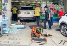 화성 봉담서 60대 몰던 SUV, 약국 돌진…70대 약사 숨져