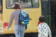 교사 1명당 아동 13명 넘는 3세반, 보조인력 배치한다