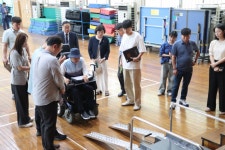 이애형 경기도의원, 학교 체육관 무대 장애인 접근 편의시설 현장 점검