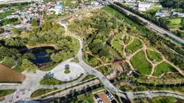 ‘천안삼거리 공원’ 개장…3년 8개월만, 시민 품으로