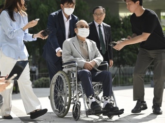 ‘목걸이 자수’ 이봉관 회장 특검 조사 7시간만 종료… 진술 거부 않고 협조