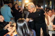 “소맥 원샷!” 젠슨황, 이재용·정의선과 강남서 ‘깐부치킨 회동’ [포착]