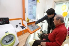 “알파고 한 수만 물러줘!”… 강남구에 서울 첫 스마트 경로당 오픈