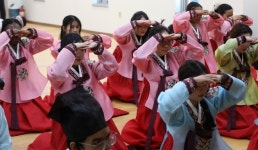 CU 동서대 학생회관 | 한복 입고 큰절하는 외국인 학생들