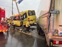 김제 교차로서 화물차와 초등학교 통학 버스 충돌…12명 중경상