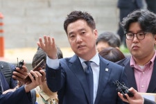 ‘故김새론 음성조작·김수현 명예훼손 혐의’ 가세연 김세의 구속심사 출석