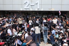 ‘개표소 취재기자 폭행’ 여성 특정…경찰 출석 요구