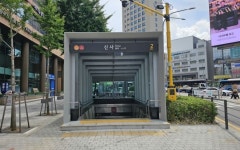 이새날 서울시의원, 신사역 2번 출입구 캐노피 최종 설치 완료… “신사역 전 출입구 안전 인프라 구축 완성”