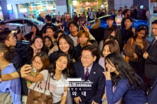 “대통령 아니세요?”…李대통령 부부, 추석 앞둔 뉴욕 코리아타운 깜짝 방문