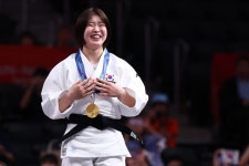 “금메달 들고 할머니 영전에”…일본에서 애국가 부르겠다던 약속 지킨 허미미