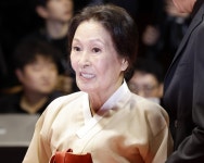 [포착] 85세 김혜자, 연신 기침·부축 이동에 ‘건강 이상설’… 부국제 모습 우려에 “단순 감기 기운”
