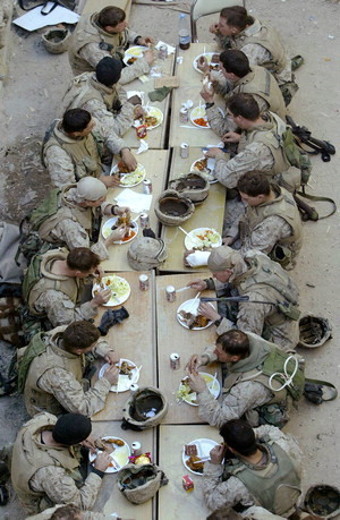 [화보] 점심 먹는 이라크 미군