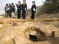 40년간 관리해온 국가사적 고분인데…막상 열어보니 '쓰레기장'