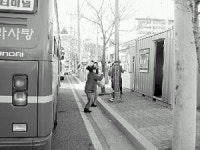 난방·편의시설 없어대합실 밖서 덜덜 양산 신평버스터미널 폐