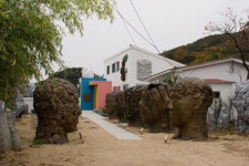 큰 머리에 담겨진 인간과 우주