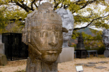 큰 머리에 담겨진 인간과 우주