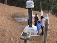 황금 대신 우애 이억년 선생 묘소 단장